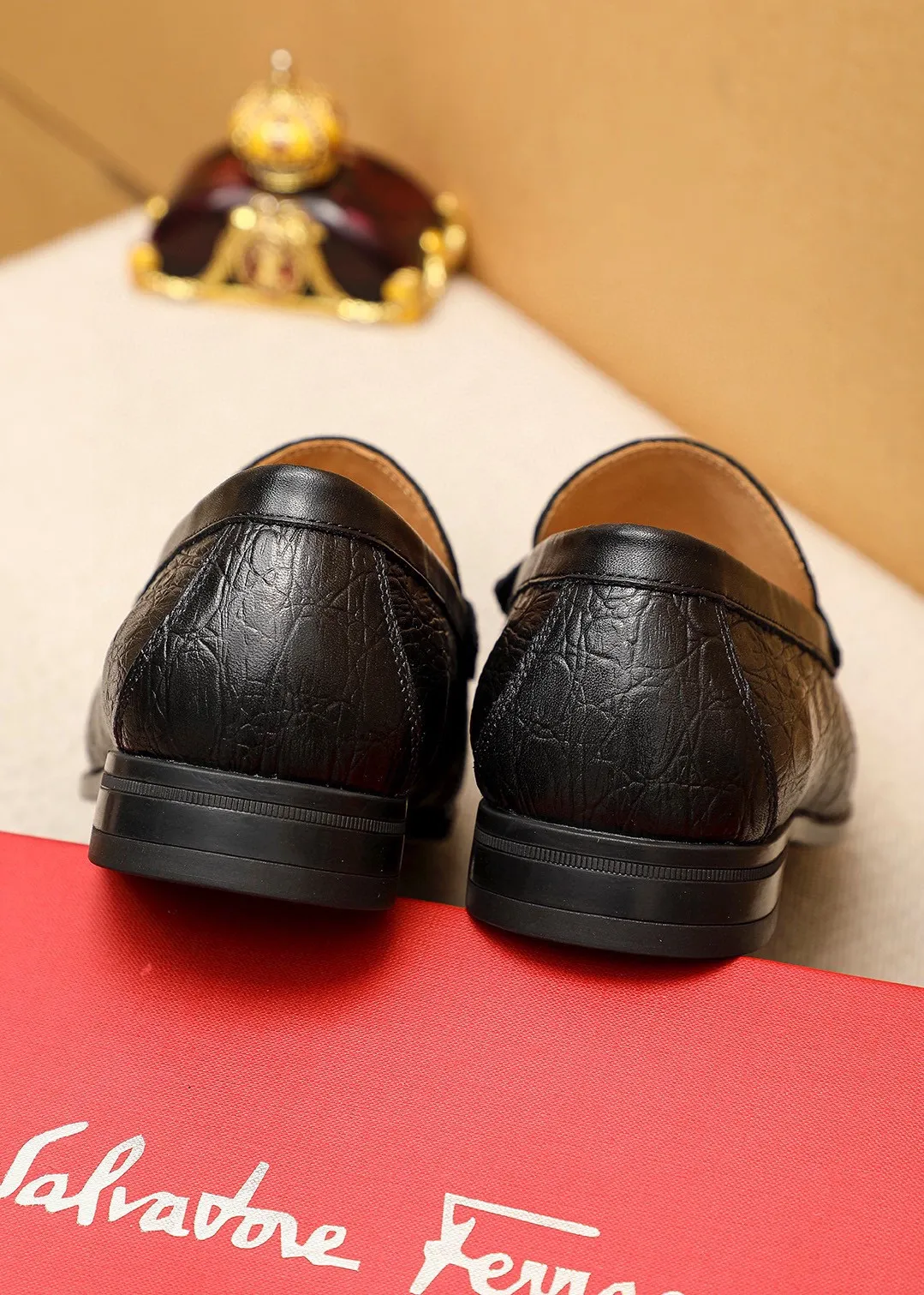 Men's shoes 💰480 💐 Product trademark: Ferragamo "Ferragamo" casual leather shoes Regular size: 38-44 (45🉑️customized) Product materials: Selected imported first-layer cowhide embossed upper + luxury hardware buckle, imported water-dyed cowhide leather lining. Strong three-dimensional visual effect, original rubber outsole Color: 2⃣️colors available